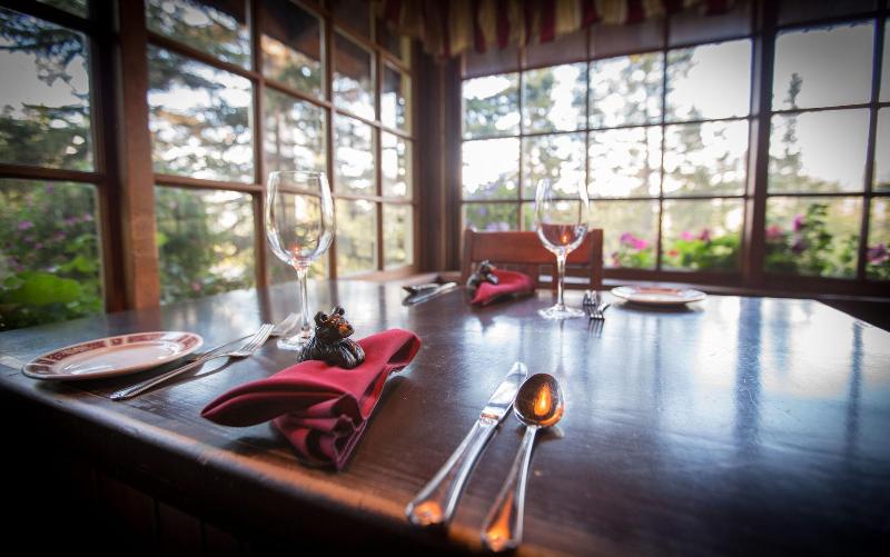 Storm Mountain Lodge Cabins Dining image