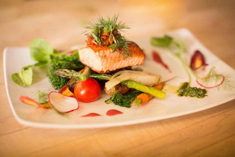 Storm Mountain Lodge Cabins Dining image