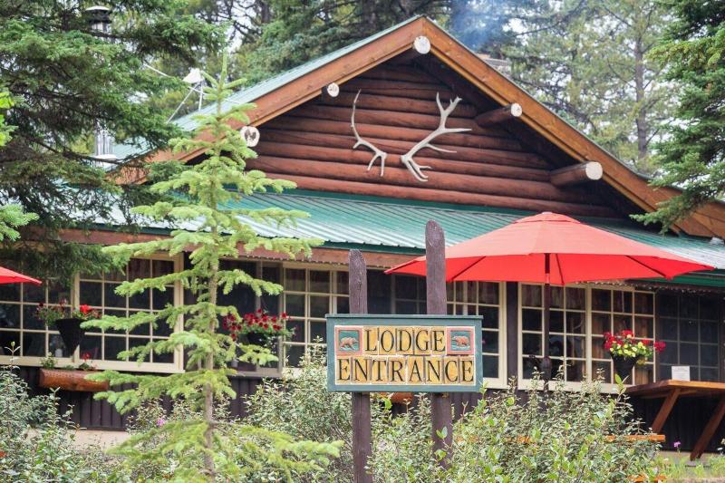 Storm Mountain Lodge Cabins Dining image