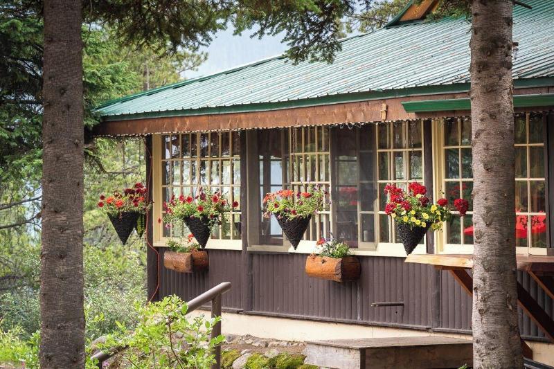 Storm Mountain Lodge Cabins Dining image