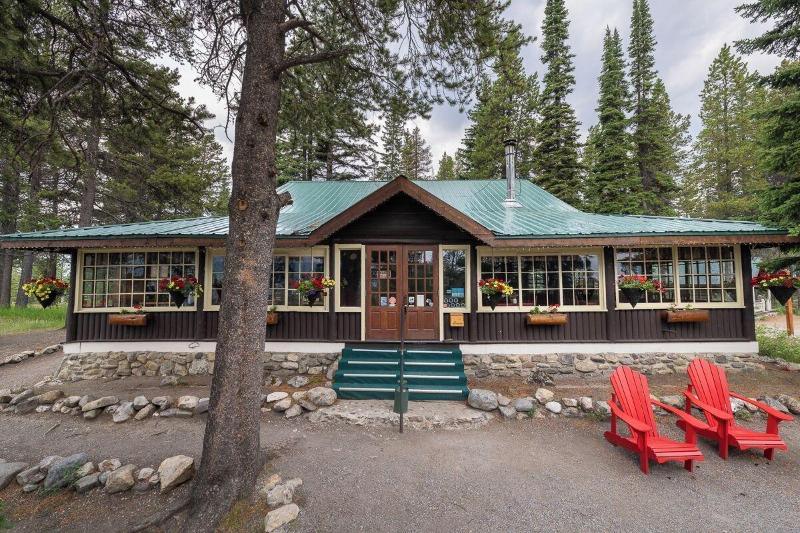 Storm Mountain Lodge Cabins Dining image