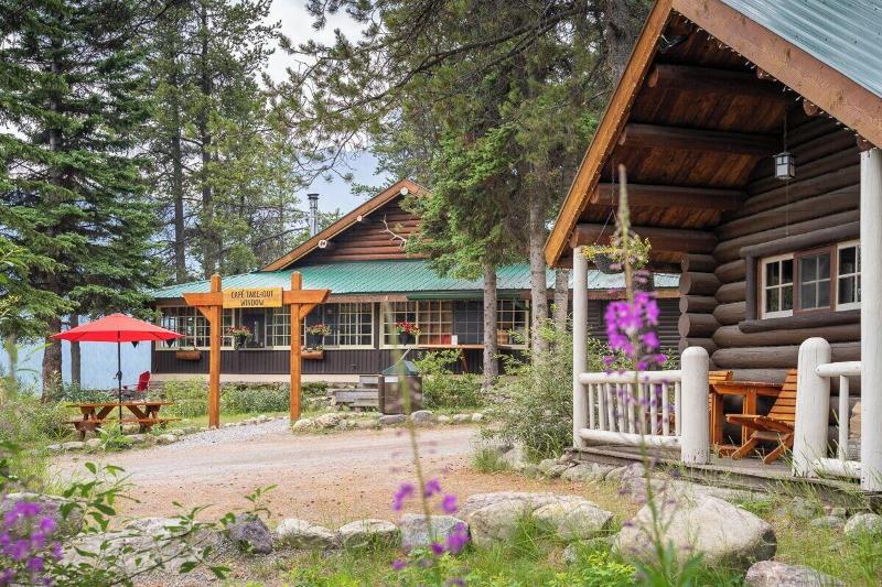 Storm Mountain Lodge Cabins Dining image