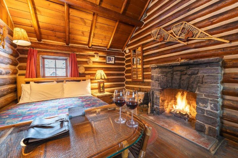 Storm Mountain Lodge Cabins Dining image