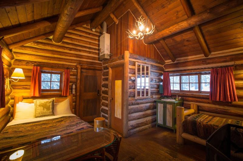 Storm Mountain Lodge Cabins Dining image