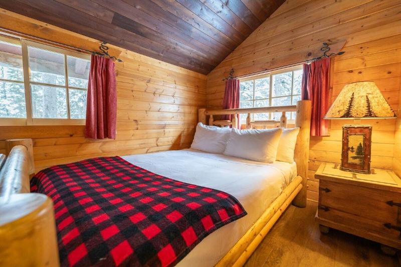 Storm Mountain Lodge Cabins Dining image