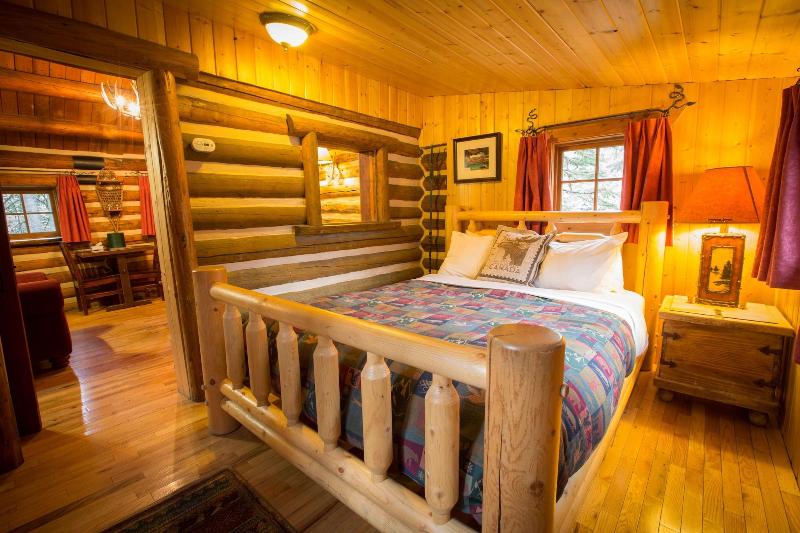 Storm Mountain Lodge Cabins Dining image