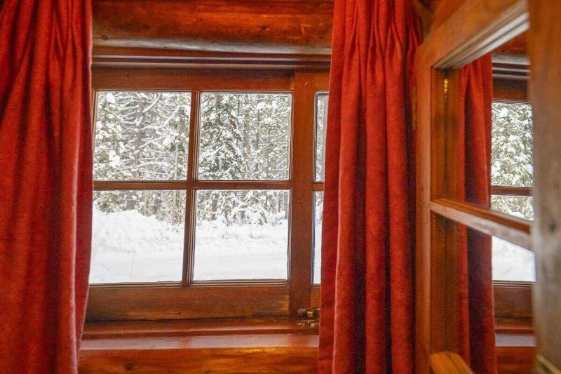 Storm Mountain Lodge Cabins Dining image