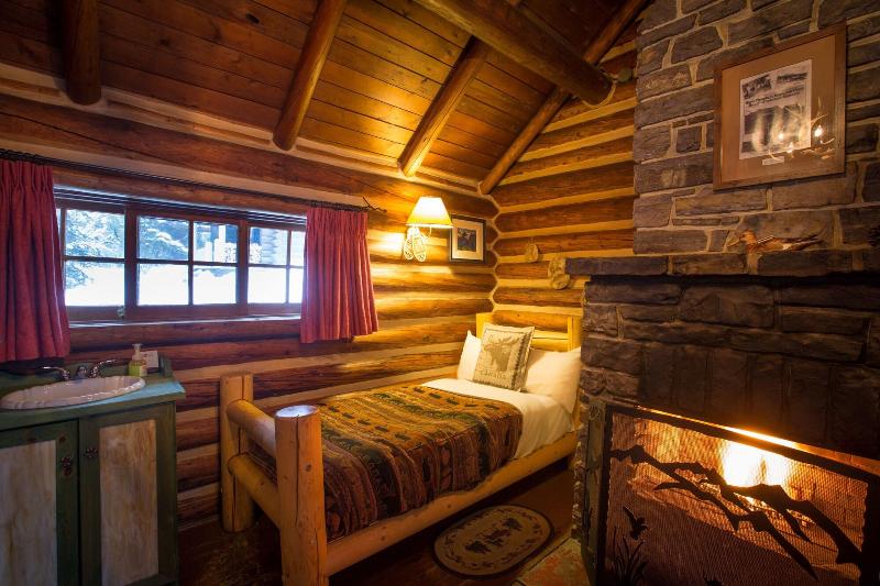 Storm Mountain Lodge Cabins Dining image