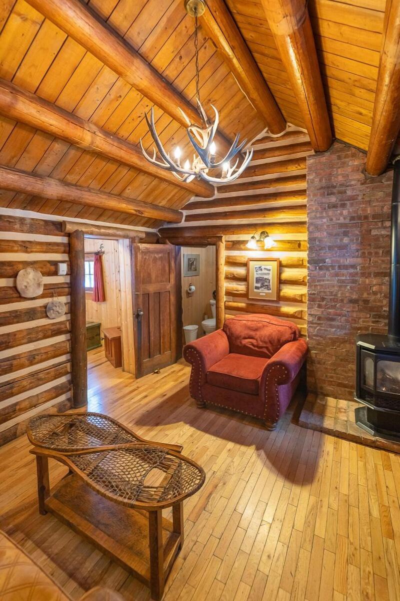 Storm Mountain Lodge Cabins Dining image