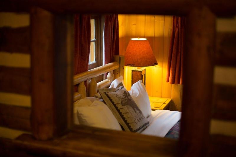 Storm Mountain Lodge Cabins Dining image