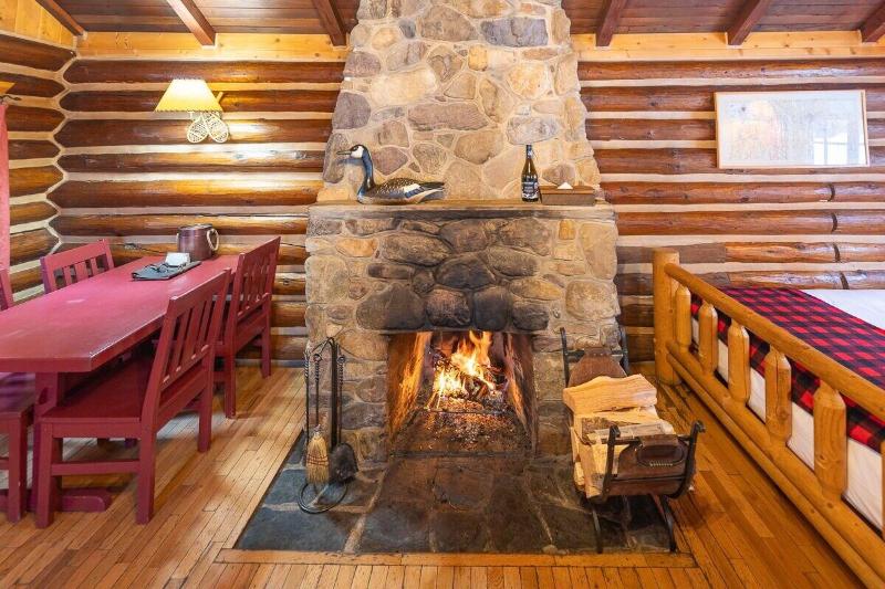 Storm Mountain Lodge Cabins Dining image
