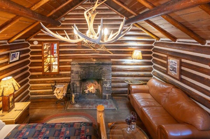 Storm Mountain Lodge Cabins Dining image