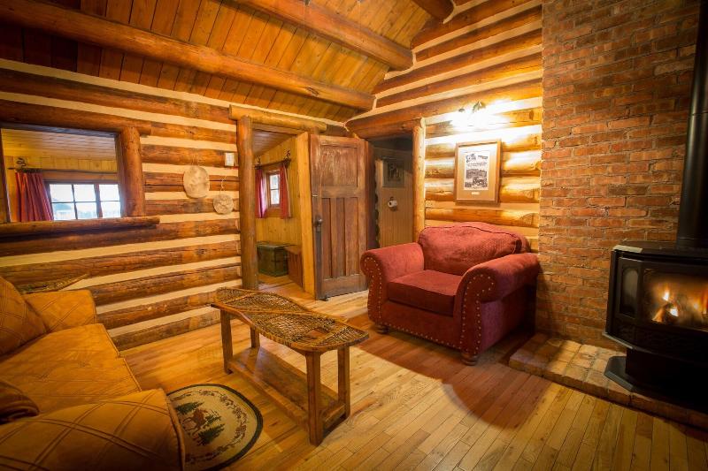 Storm Mountain Lodge Cabins Dining image