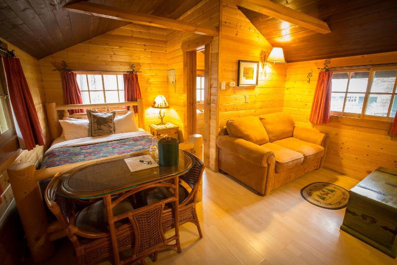 Storm Mountain Lodge Cabins Dining image
