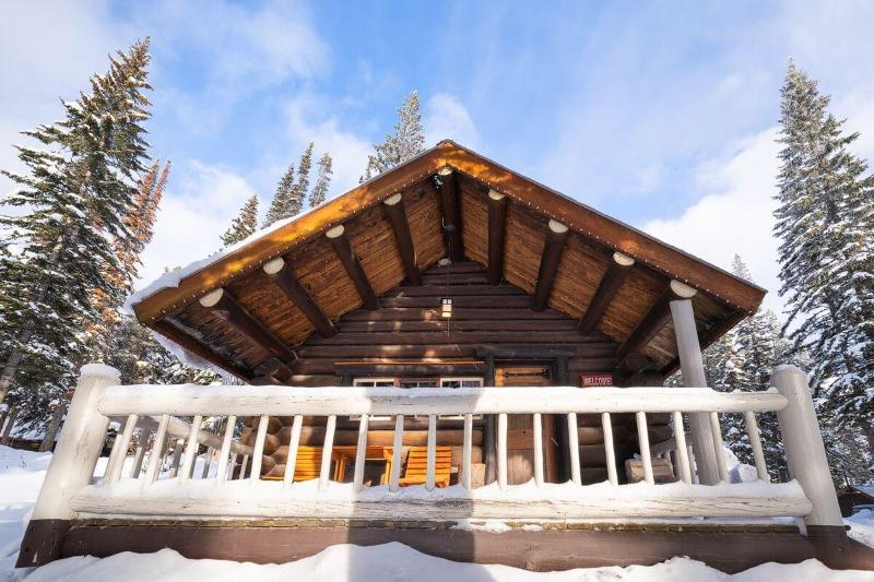 Storm Mountain Lodge Cabins Dining image