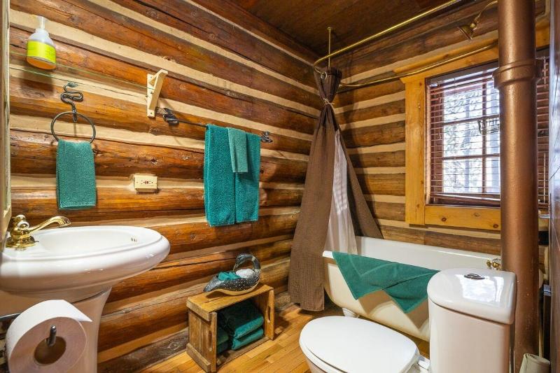 Storm Mountain Lodge Cabins Dining image
