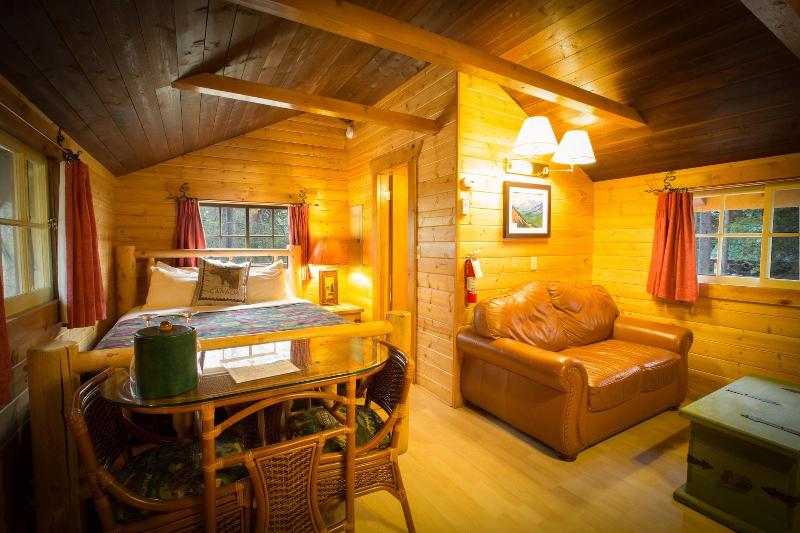 Storm Mountain Lodge Cabins Dining image