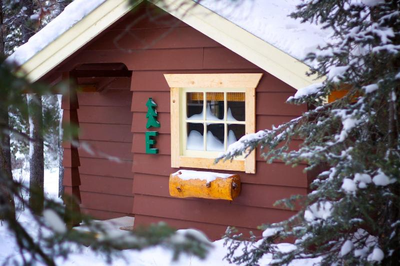 Storm Mountain Lodge Cabins Dining image