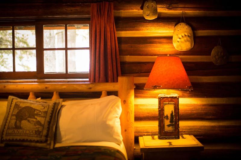 Storm Mountain Lodge Cabins Dining image