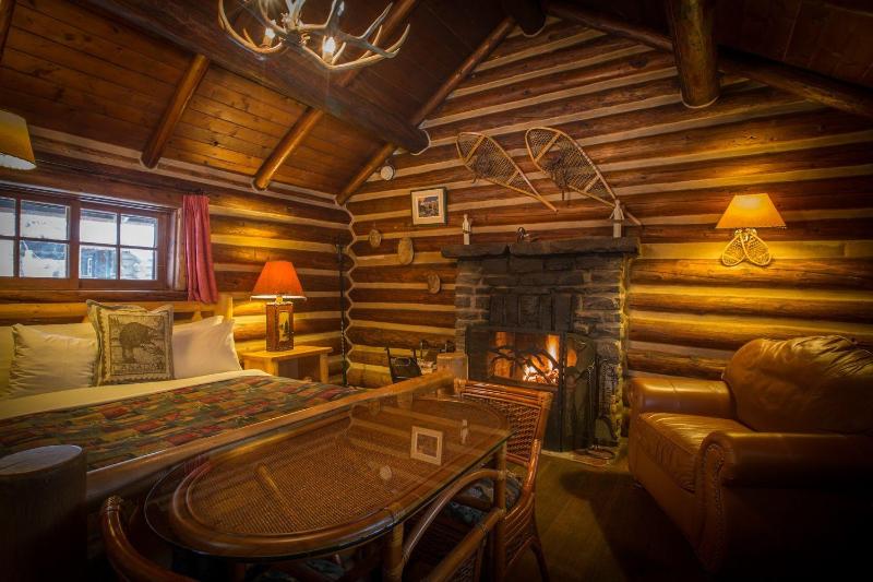 Storm Mountain Lodge Cabins Dining image