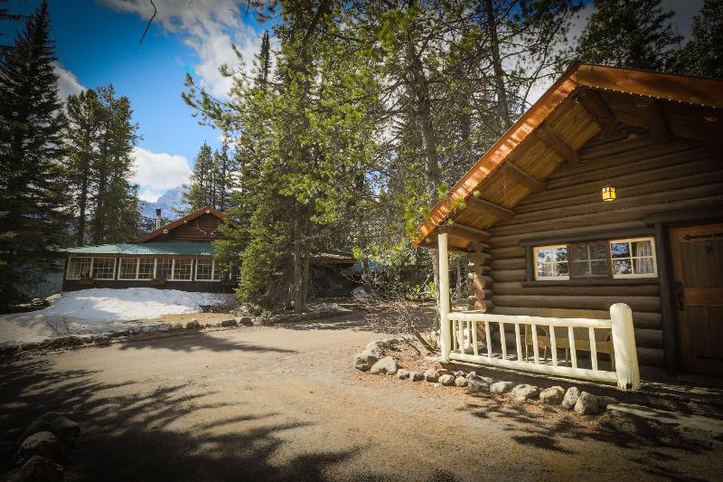 Storm Mountain Lodge Cabins Dining image