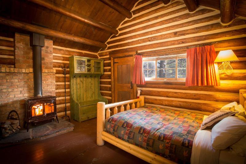 Storm Mountain Lodge Cabins Dining image