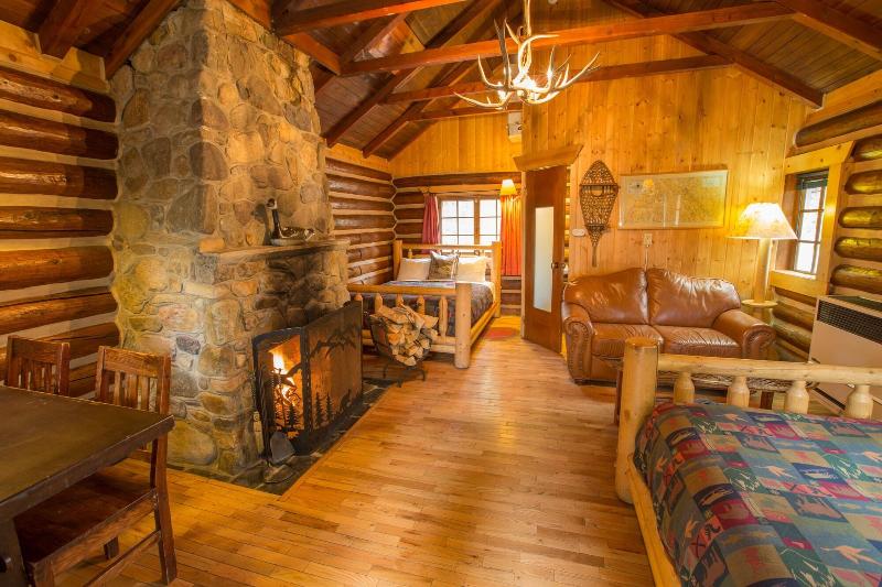 Storm Mountain Lodge Cabins Dining image