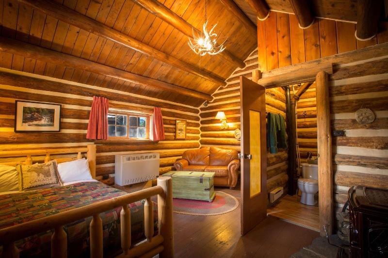 Storm Mountain Lodge Cabins Dining image