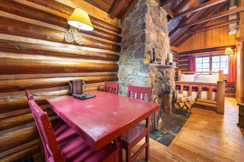 Storm Mountain Lodge Cabins Dining image