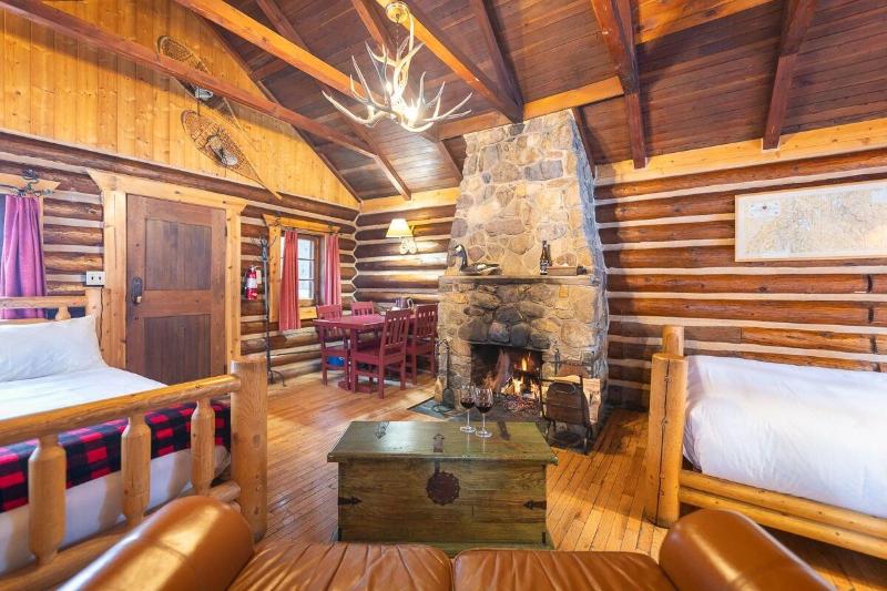 Storm Mountain Lodge Cabins Dining image
