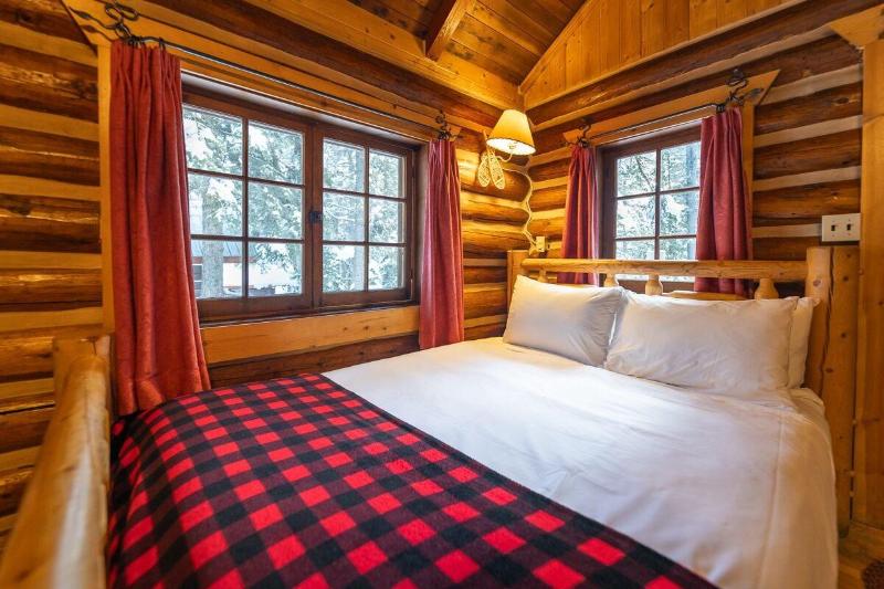 Storm Mountain Lodge Cabins Dining image