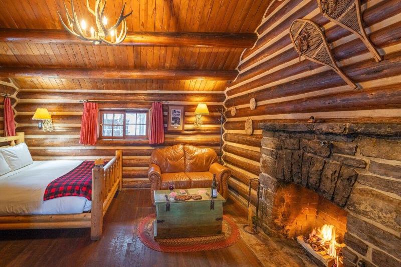 Storm Mountain Lodge Cabins Dining image