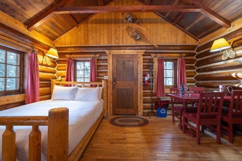 Storm Mountain Lodge Cabins Dining image