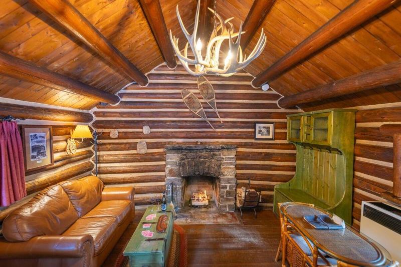 Storm Mountain Lodge Cabins Dining image
