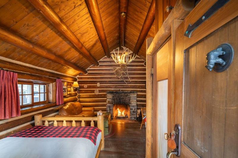 Storm Mountain Lodge Cabins Dining image