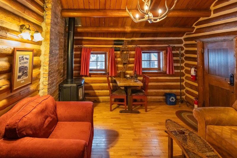 Storm Mountain Lodge Cabins Dining image