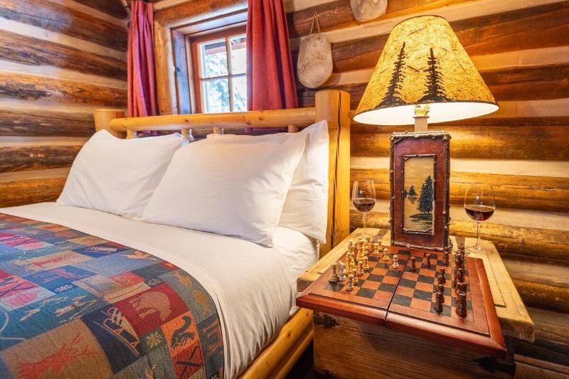 Storm Mountain Lodge Cabins Dining image