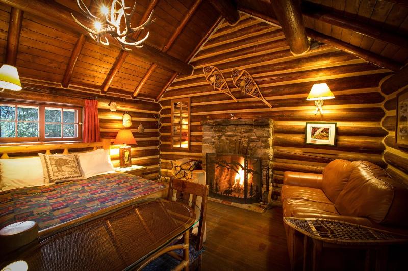 Storm Mountain Lodge Cabins Dining image