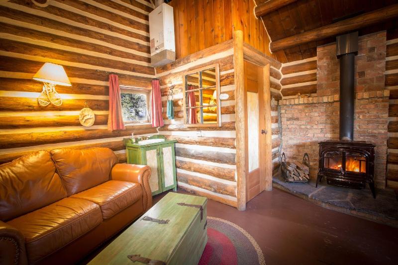Storm Mountain Lodge Cabins Dining image