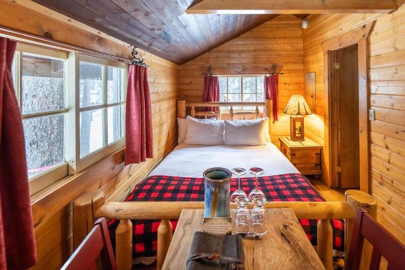 Storm Mountain Lodge Cabins Dining image