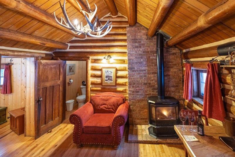 Storm Mountain Lodge Cabins Dining image