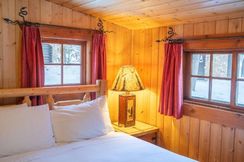 Storm Mountain Lodge Cabins Dining image