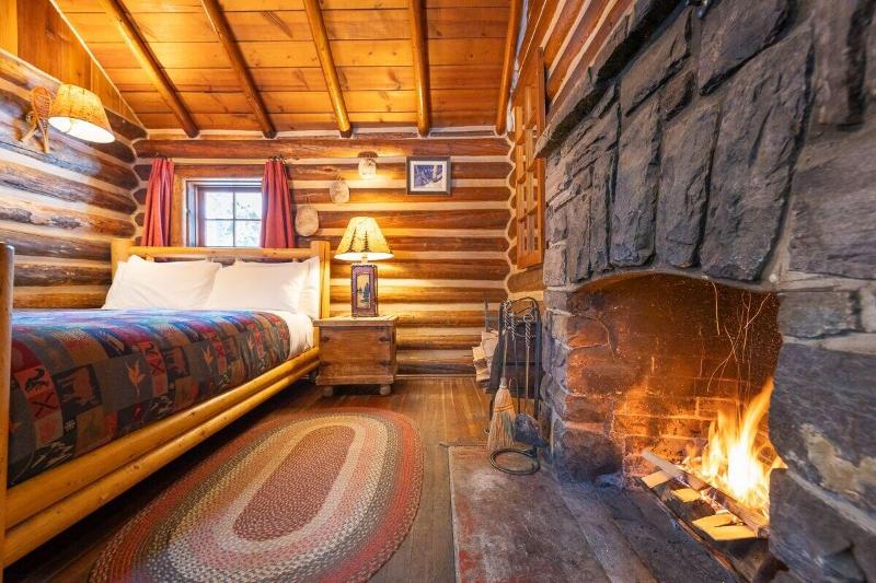 Storm Mountain Lodge Cabins Dining image