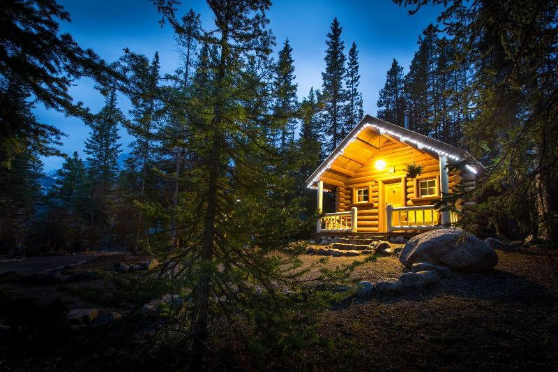 Storm Mountain Lodge Cabins Dining image