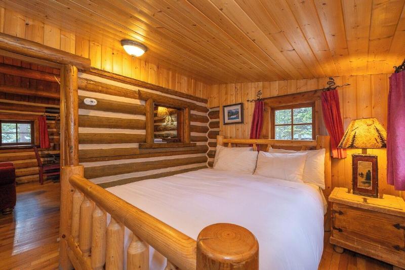 Storm Mountain Lodge Cabins Dining image