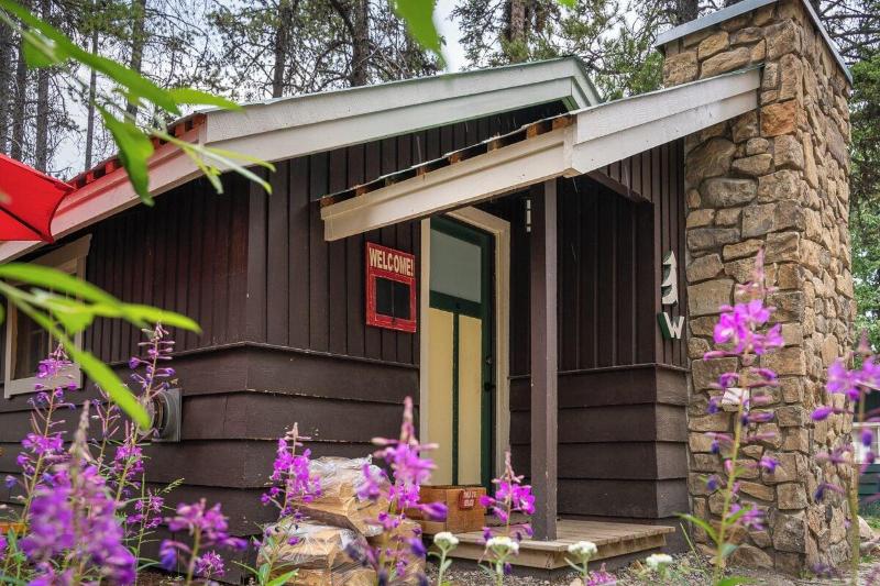 Storm Mountain Lodge Cabins Dining image