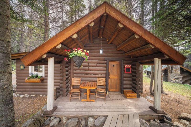 Storm Mountain Lodge Cabins Dining image