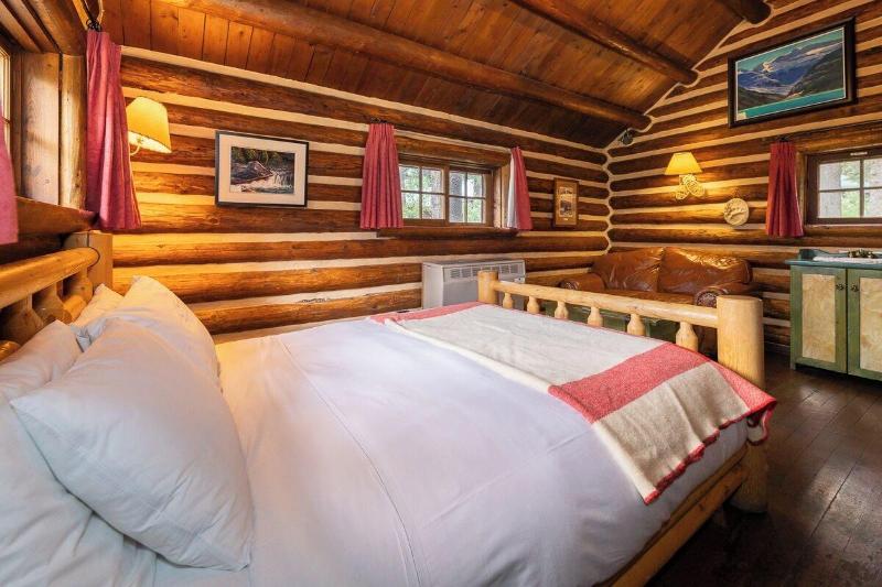 Storm Mountain Lodge Cabins Dining image