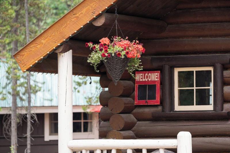 Storm Mountain Lodge Cabins Dining image