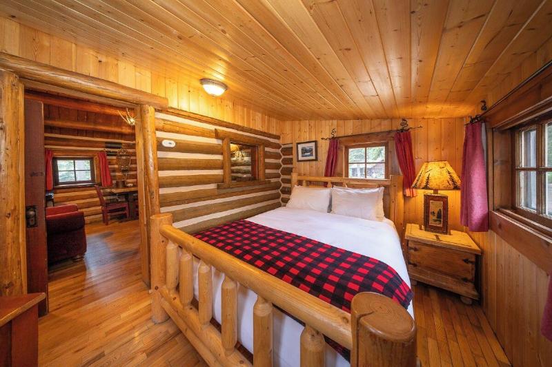 Storm Mountain Lodge Cabins Dining image